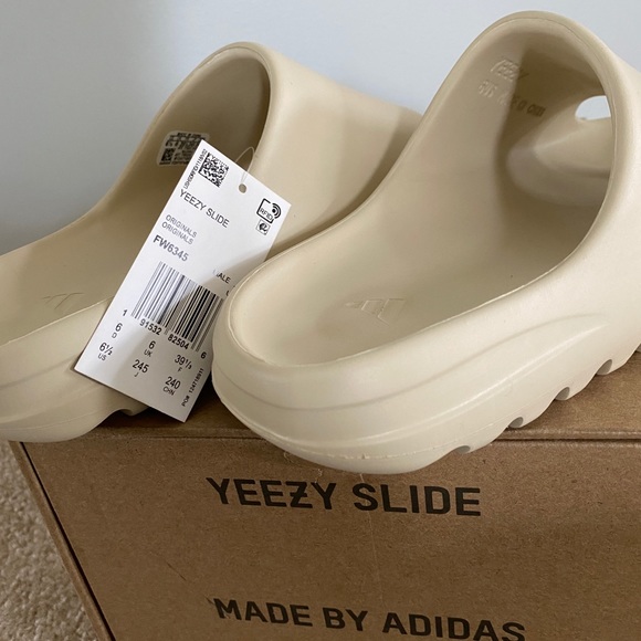 YEEZY Slides “Bone” - Picture 3 of 4